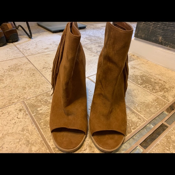 DW peep toe suede ankle boots. - Picture 2 of 5